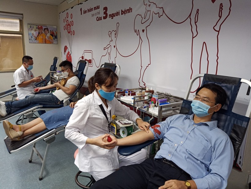 Các thành viên CLB hiến máu tại chương trình