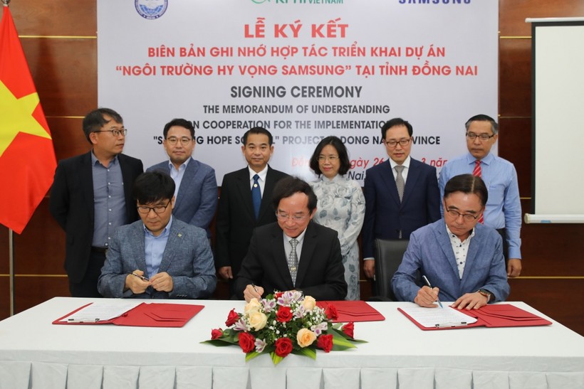 Các bên ký kết xúc tiến xây dựng Samsung Hope School tại Đồng Nai.