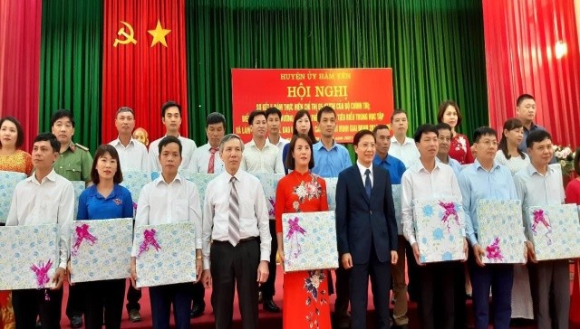 Chi bộ nhà trường được Huyện ủy Hàm Yên biểu dương trong công tác học tập và làm theo tư tưởng, đạo đức, phong cách Hồ Chí Minh