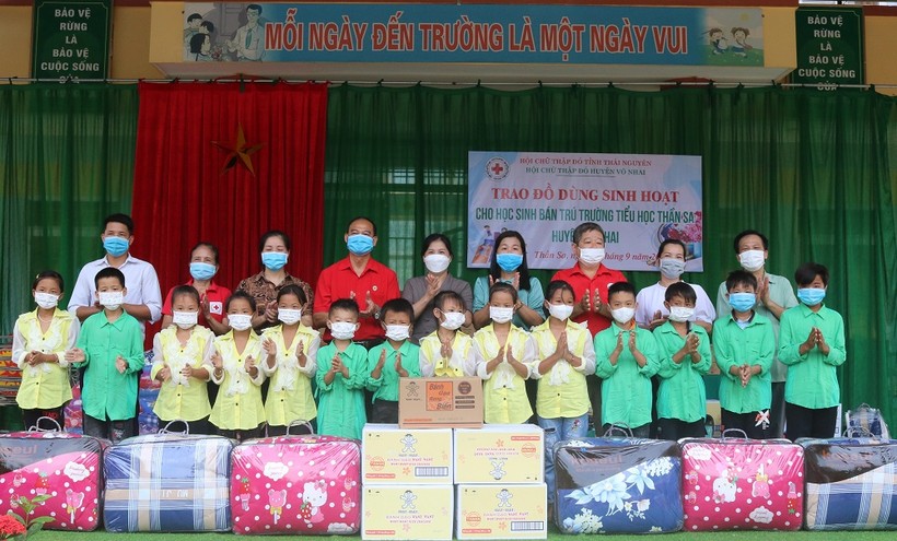 Học sinh bán trú trường Tiểu học Thần Sa (Võ Nhai) nhận quà tặng từ Hội Chữ thập đỏ tỉnh Thái Nguyên.