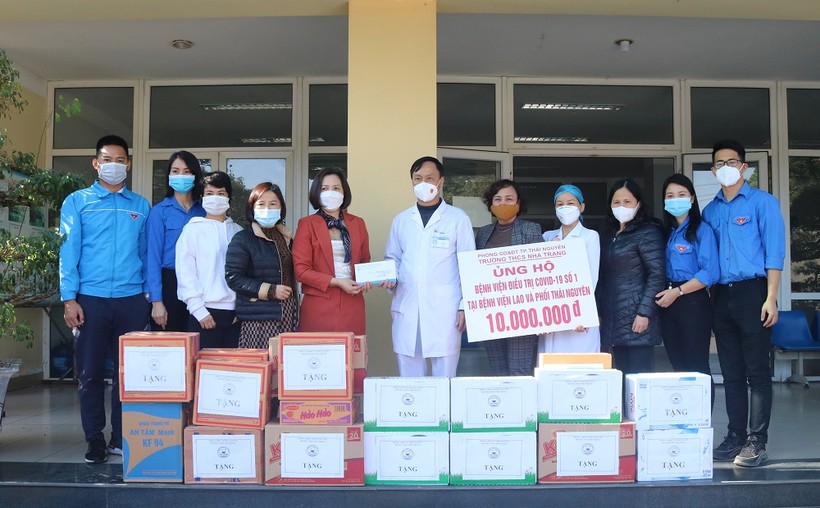 Trường THCS Nha Trang (TP Thái Nguyên) tặng quà, trao kinh phí hỗ trợ cho Bệnh viện Lao và bệnh phổi tỉnh Thái Nguyên