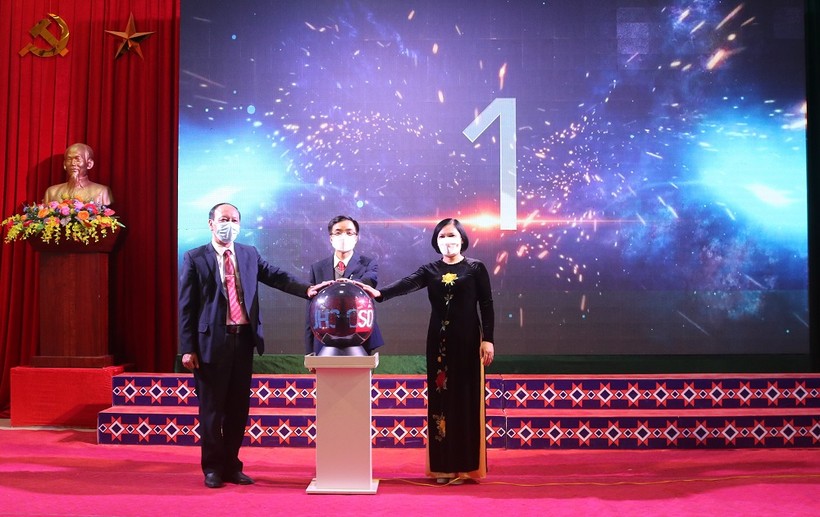 Các đại biểu bấm nút điện tử chương trình chuyển đổi số ngành giáo dục Phú Lương (Thái Nguyên)