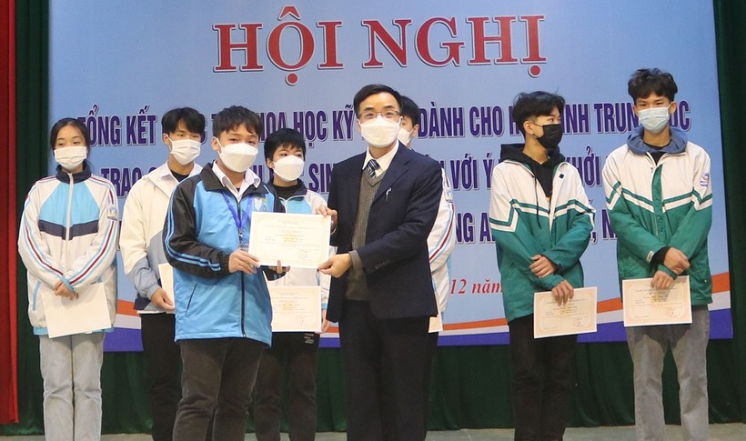 Lãnh đạo Sở GD&ĐT Thái Nguyên trao giải Nhất cho đại diện tác giả đề tài.