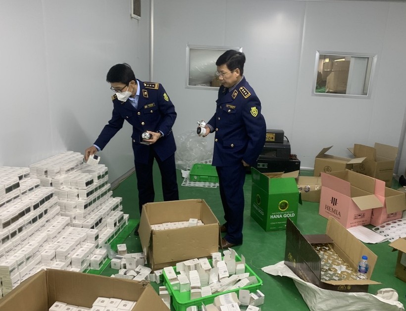 Lực lượng chức năng kiểm tra Công ty TNHH Dược mỹ phẩm Gem Korea đóng trên địa bàn tổ 2, phường Thịnh Đán, TP Thái Nguyên