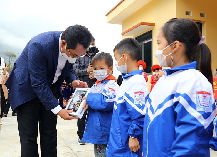 Đồng chí Chủ tịch UBND tỉnh Thái Nguyên Trịnh Việt Hùng tặng máy tính bảng cho học sinh có hoàn cảnh đặc biệt khó khăn của Trường Tiểu học và Trường THCS Thần Sa (huyện Võ Nhai).