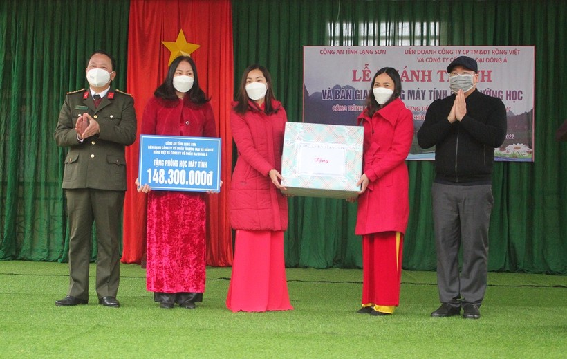 Đồng chí Đại tá Triệu Tuấn Hải – Phó Giám đốc Công an tỉnh Lạng Sơn và các nhà tài trợ trao biểu trưng kinh phí và tặng quà cho Trường Tiểu học và THCS xã Hòa Bình (Hữu Lũng, Lạng Sơn)
