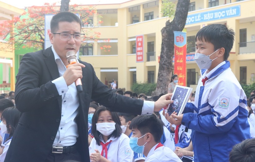 Khách mời chuyên gia Nguyễn Quốc Vương nói chuyện, giao lưu và tặng sách cho học sinh rường THCS Nha Trang (TP Thái Nguyên)
