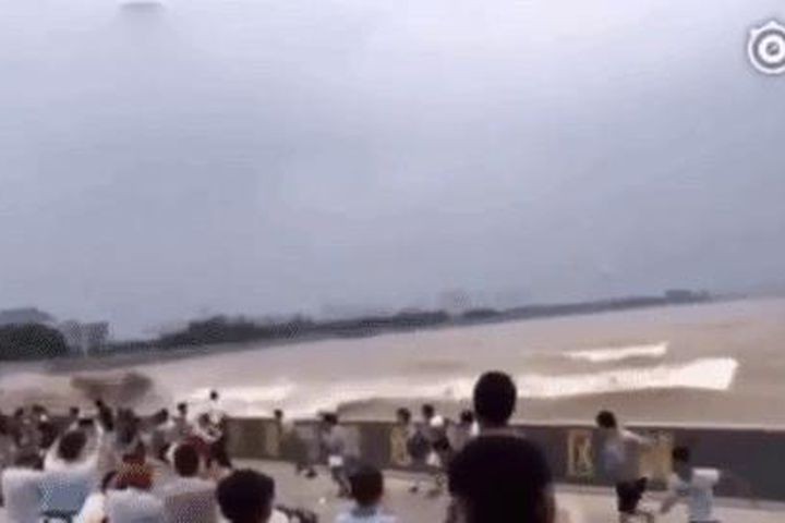 Trăm người bỏ chạy khi triều dâng đáng sợ bên sông nổi tiếng Trung Quốc