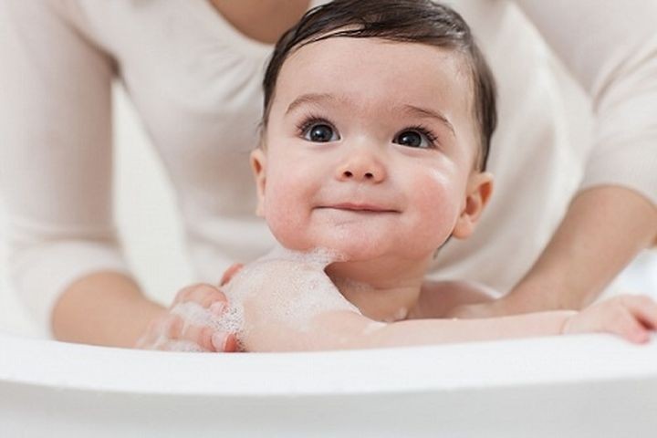 Cách tắm cho bé vào mùa đông mẹ nào cũng nên biết