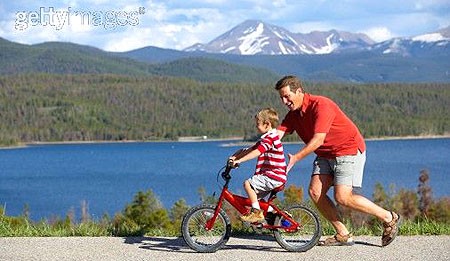 Đi xe đạp đúng cách giúp bé phát triển chiều cao