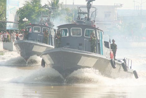 Tàu chiến PCF biên chế trong Quân đội Nhân dân Việt Nam xuất hiện trong dịp kỷ niệm 37 năm Giải phóng Miền Nam ở Hậu Giang.