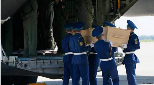 Loạt thi thể nạn nhân MH17 đầu tiên đã được đưa về Hà Lan. (Ảnh: AP)