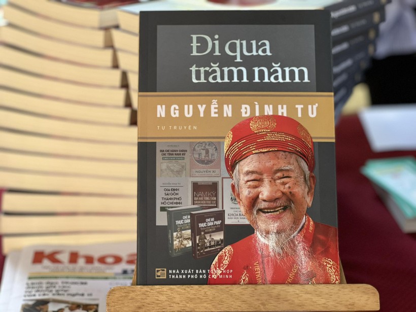  Tự truyện "Đi qua trăm năm" của Nhà nghiên cứu Nguyễn Đình Tư. Ảnh: Cẩm Anh