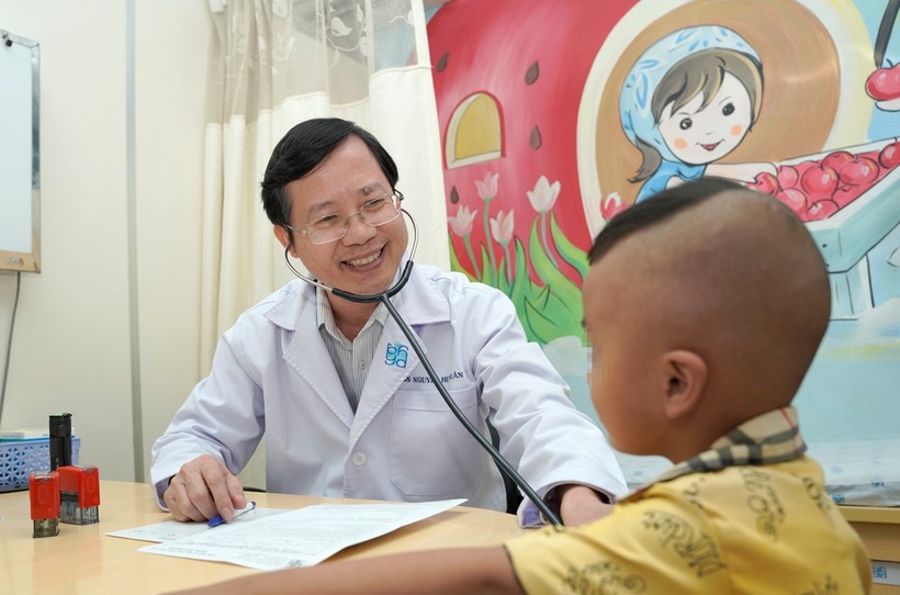 TS BS Nguyễn Huy Luân thăm khám và tư vấn tiêm chủng cho trẻ. Ảnh: (BVCC)