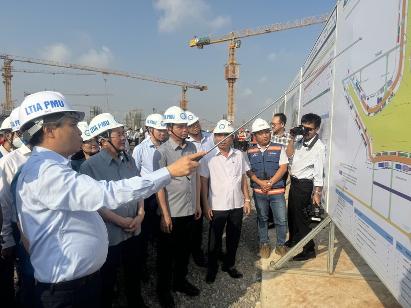 Đại diện ACV báo cáo với đoàn giám sát của Quốc hội về tiến độ thực hiện các gói thầu dự án Sân bay Long Thành giai đoạn 1. Ảnh: Phúc Minh