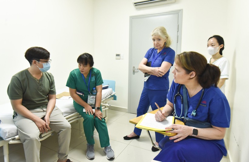 Các bác sĩ Bệnh viện quân y 175 và đoàn OWC thăm khám cho bệnh nhân trước khi làm phẫu thuật. (Ảnh: BVCC).