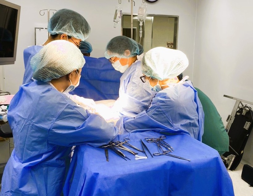 Các bác sĩ Bệnh viện Nguyễn Tri Phương đã thực hiện ca mổ ngay khi sản phụ nhập viện được 9 phút. (Ảnh: BVCC)