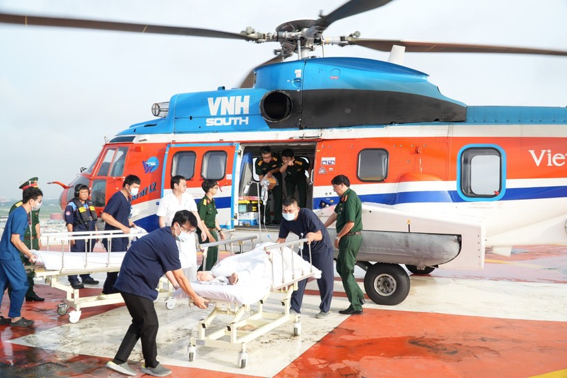 Trực thăng đưa bệnh nhân về sân đỗ trên nóc Viện Chấn thương Chỉnh hình, Bệnh viện Quân y 175. (Ảnh: BVCC)