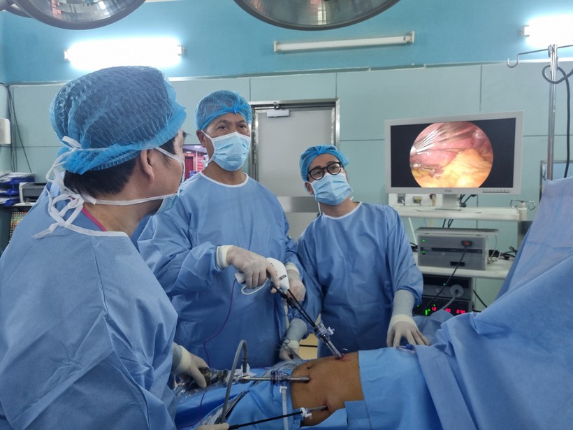 Giáo sư Ninh Nguyễn (ở giữa) cùng các bác sĩ Bệnh viện Bình Dân phẫu thuật bệnh nhân bị trào ngược dạ dày được tường thuật trực tiếp tại hội thảo. (Ảnh: BVCC)