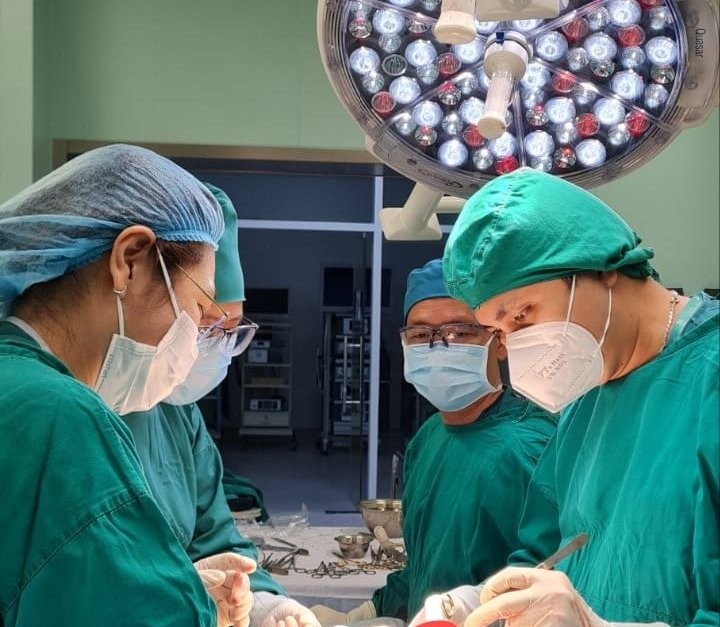 Các bác sĩ BV Nhi Đồng Thành Phố đang phẫu thuật cho nam bệnh nhân. (Ảnh: BVCC).