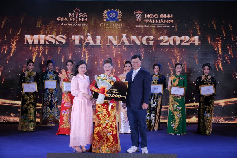 Miss Tài năng Ngô Thị Như Bình và Miss Truyền thông Niê H Jumila Mlô, cả 2 nữ sinh đều học ngành Ngôn ngữ Anh.