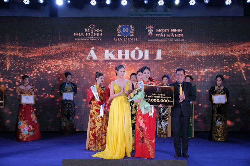 Á khôi 1 Hà Gia Nghi và á khôi 2 Trần Ngọc Anh được trao phần thưởng, sash và giấy chứng nhận của cuộc thi.