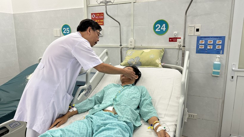  BS.CKII. Hồ Khánh Đức đang thăm khám và tư vấn cho người bệnh trước khi xuất viện. (Ảnh: BVCC)