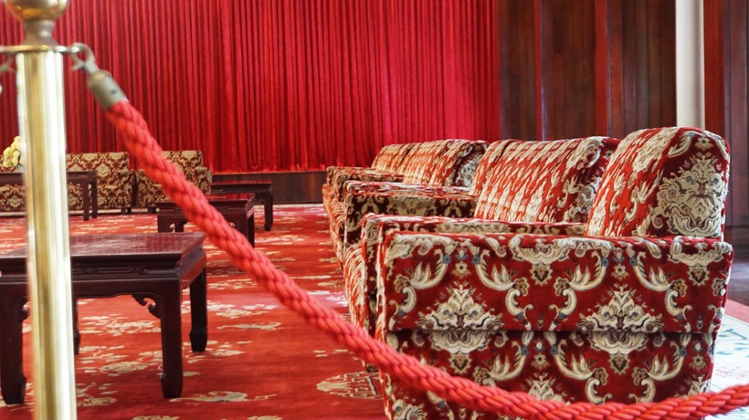 Phòng khánh tiết với tông màu đỏ làm chủ đạo, ghế bọc nhung hoa văn đậm nét Á đông. Phòng có sức chứa hơn 500 người dùng để tổ chức các cuộc họp chiêu đãi, lễ ra mắt nội các.