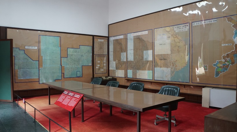 Phòng hội đồng an ninh quốc gia, nơi Tổng thống họp bàn với các tướng lĩnh và cố vấn quân sự Hoa Kỳ. Xung quanh tường là bản đồ một số nước, đặc biệt có các bản đồ phản ánh tình hình chiến sự ở Nam Việt Nam.