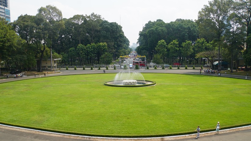Sân trước của Dinh là một thảm cỏ xanh hình oval có đường kính 102m, tạo nên không gian xanh mát và yên bình ngay giữa lòng thành phố.