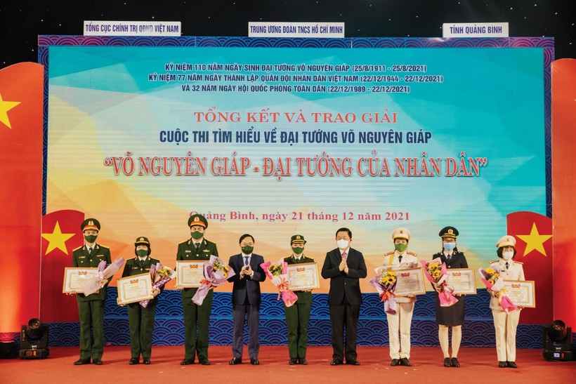 Ông Nguyễn Trọng Nghĩa, Bí thư Trung ương Đảng, Trưởng ban Tuyên giáo Trung ương tặng hoa và bằng khen các tác giả, nhóm tác giả đoạt giải tại cuộc thi.