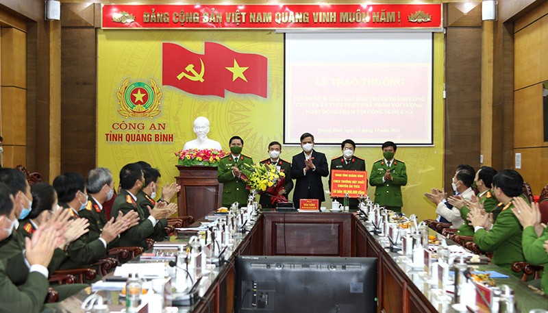 Chủ tịch UBND tỉnh Quảng Bình trao thưởng cho Ban chuyên án "TVC6".