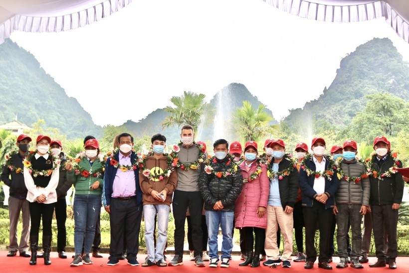 Ban Quản lý Vườn Quốc gia (VQG) Phong Nha – Kẻ Bàng đã tổ chức đón, tặng hoa chào mừng những vị khách đầu tiên đến với Di sản Thiên nhiên thế giới.