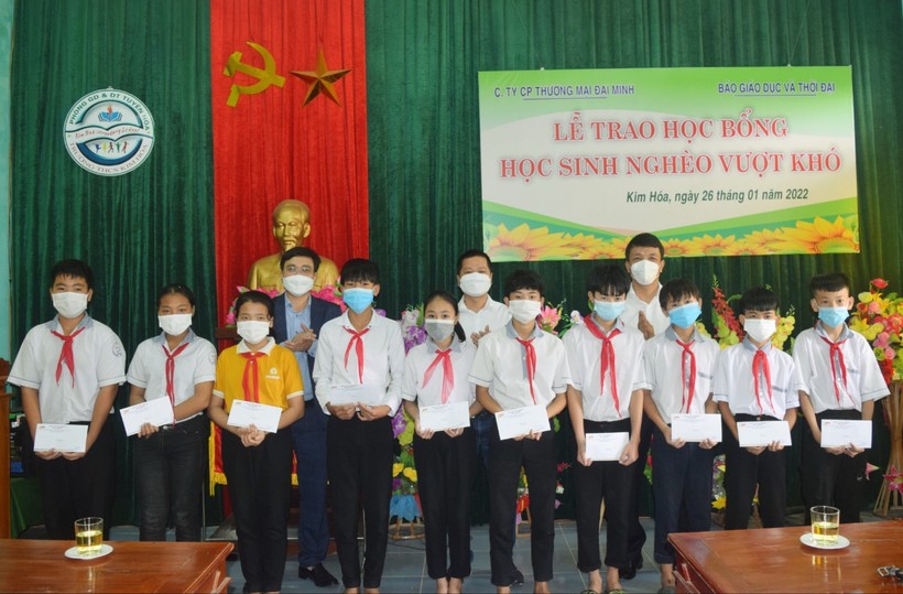 Đại diện Công ty thương mại Đại Minh cùng đại diện Báo Giáo dục & Thời đại (Bộ Giáo dục & Đào tạo) đã trực tiếp trao hơn 100 phần quà Tết tới học sinh nghèo vượt khó tại các trường trên địa bàn huyện Tuyên Hóa.