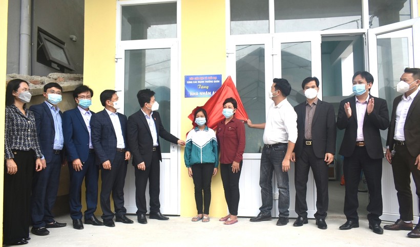 Lễ bàn giao nhà nhân ái cho gia đình em Lê Thị Quỳnh Hoa, học sinh lớp 4, Trường Tiểu học số 2 Phong Thủy. 