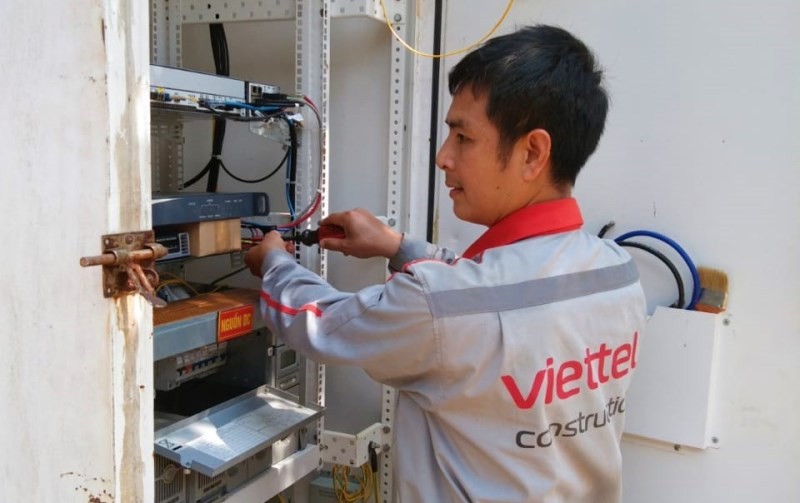 Công nhân Viettel Quảng Bình lắp đặt trạm phát sóng tại bản Đoòng.