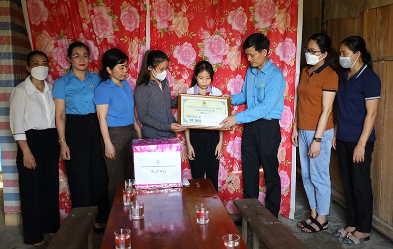 Lãnh đạo LĐLĐ tỉnh Quảng Bình trao tiền hỗ trợ cho cháu Trần Hà Vy, xã Kim Hóa, huyện Tuyên Hóa. 