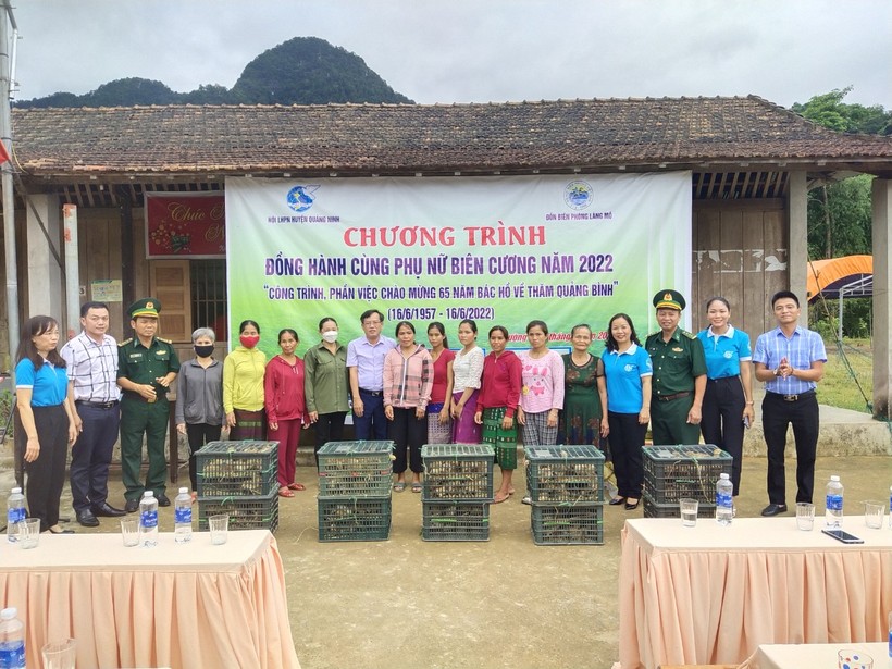 Bộ đội Biên phòng làng Mô cùng Hội Liên hiệp Phụ nữ (LHPN) huyện Quảng Ninh trao sinh kế cho phụ nữ nghèo vùng biên.