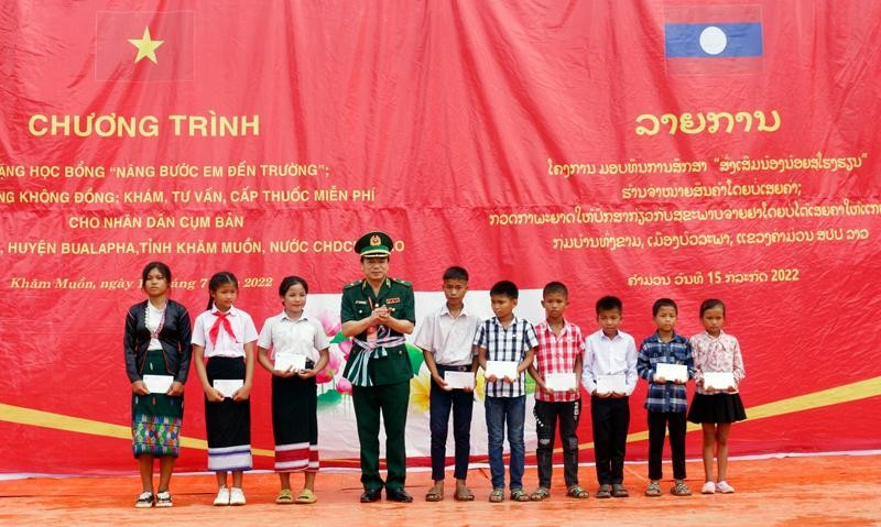 Lãnh đạo Bộ Tư lệnh BĐBP trao tặng học bổng cho các em học sinh Lào do BĐBP Quảng Bình nhận đỡ đầu.