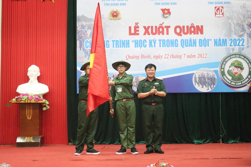 Lãnh đạo Bộ chỉ huy quân sự tỉnh Quảng Bình trao cờ cho các chiến sĩ nhí.