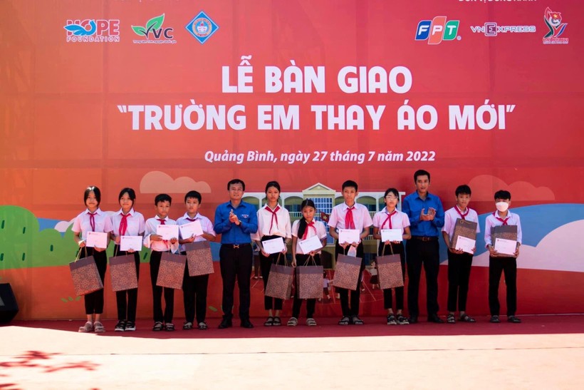 Ban tổ chức tặng học bổng cho học sinh tại huyện Lệ Thủy, tỉnh Quảng Bình.