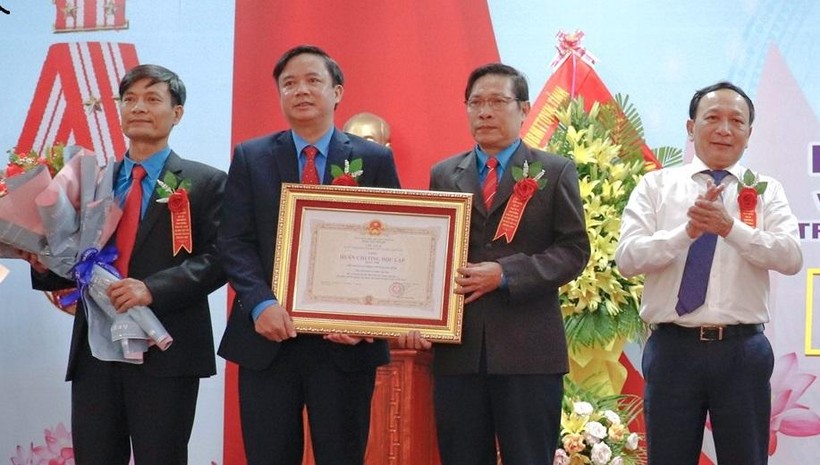 Thừa ủy quyền của Chủ tịch nước, ông Trần Hải Châu - Phó Bí thư Thường trực Tỉnh ủy, trao tặng Huân chương Độc lập hạng Nhì cho LĐLĐ tỉnh Quảng Bình.
