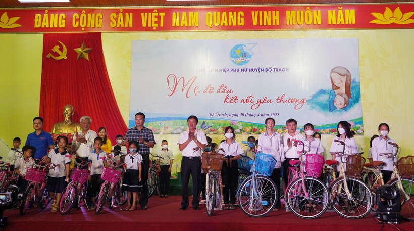 Lãnh đạo huyện Bố Trạch trao tặng xe đạp đến các học sinh có hoàn cảnh khó khăn.