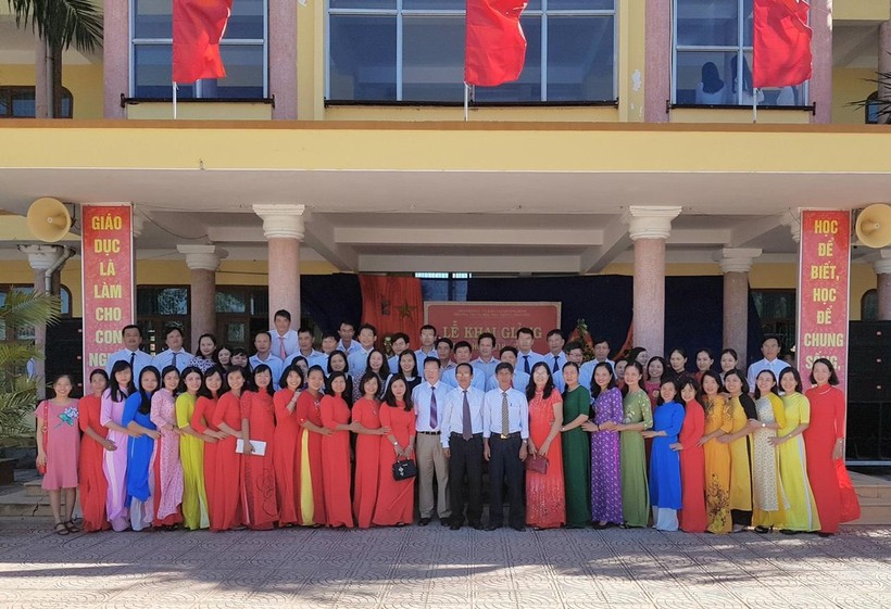 Tập thể lãnh đạo, giáo viên Trường THPT Trần Phú (Bố Trạch, Quảng Bình).