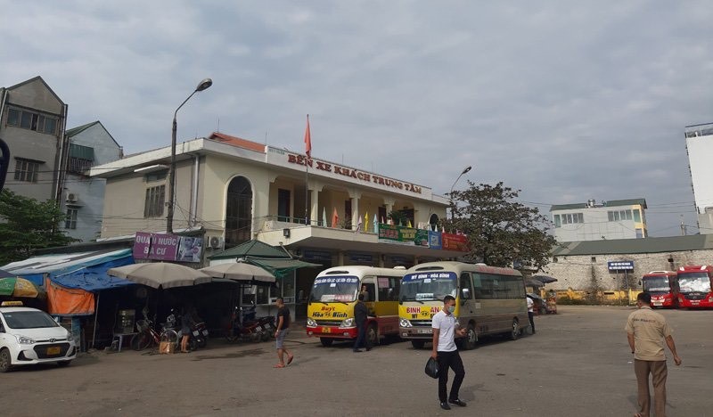 ở Giao thông Vận tải tỉnh Hòa Bình đã tạm dừng hoạt động vận tải hành khách từ Hòa Bình đi, đến TP Hà Nội và ngược lại kể từ 8h00" ngày 24/7.