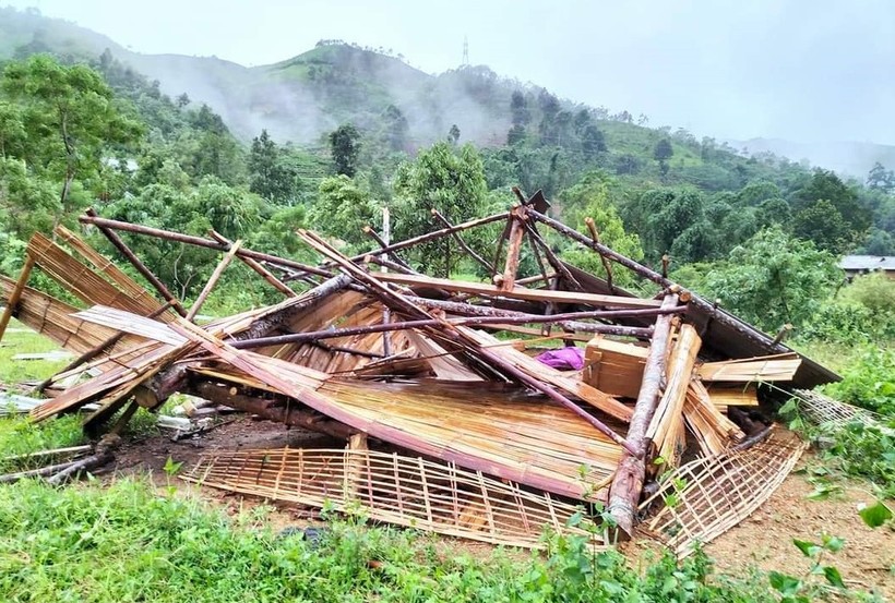 Mưa lớn kèm dông lốc khiến hàng trăm ngôi nhà ở Yên Bái bị tốc mái.