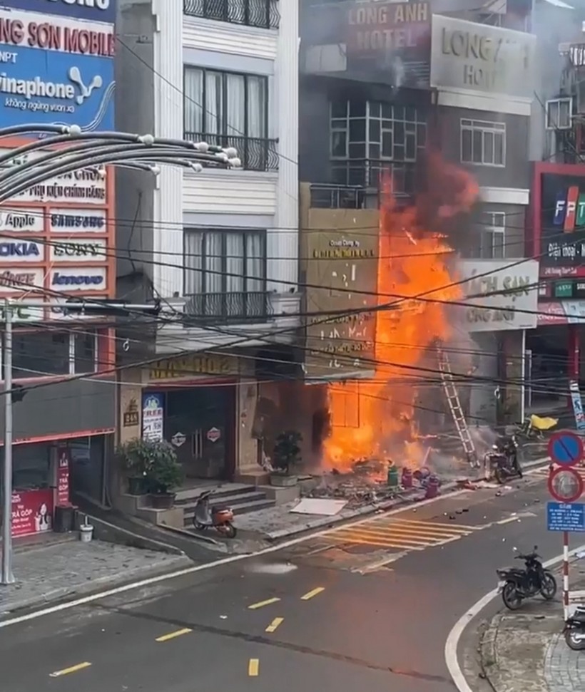 Hiện trường vụ cháy cửa hàng kinh doanh gas tại thị xã Sa Pa.