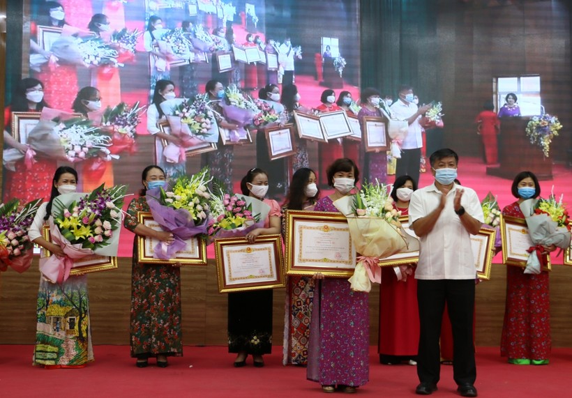 Thừa ủy quyền của Chủ tịch nước, ông Lò Văn Phương, Chủ tịch HĐND tỉnh Điện Biên trao tặng chứng nhận cho 14 Nhà giáo ưu tú.