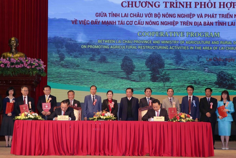 Ký biên bản hợp tác đầu tư giữa UBND tỉnh Lai Châu với Bộ Nông nghiệp và Phát triển nông thôn, các hiệp hội, doanh nghiệp, nhà đầu tư.