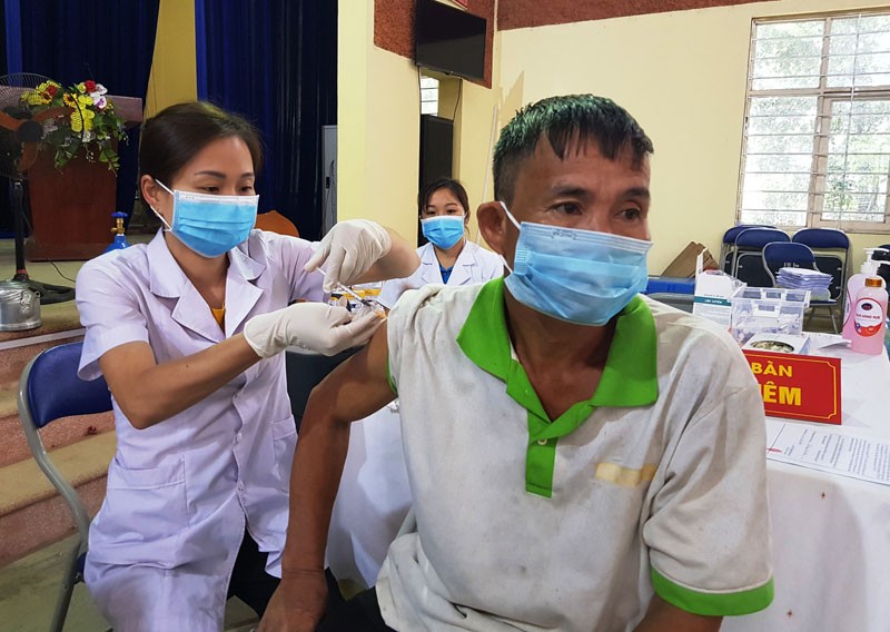 Tiêm vắc xin Covid-19 tại Lào Cai.